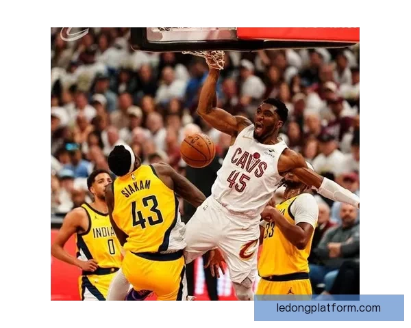小米切尔突破肘击格雷姆斯面部被判一级恶意犯规